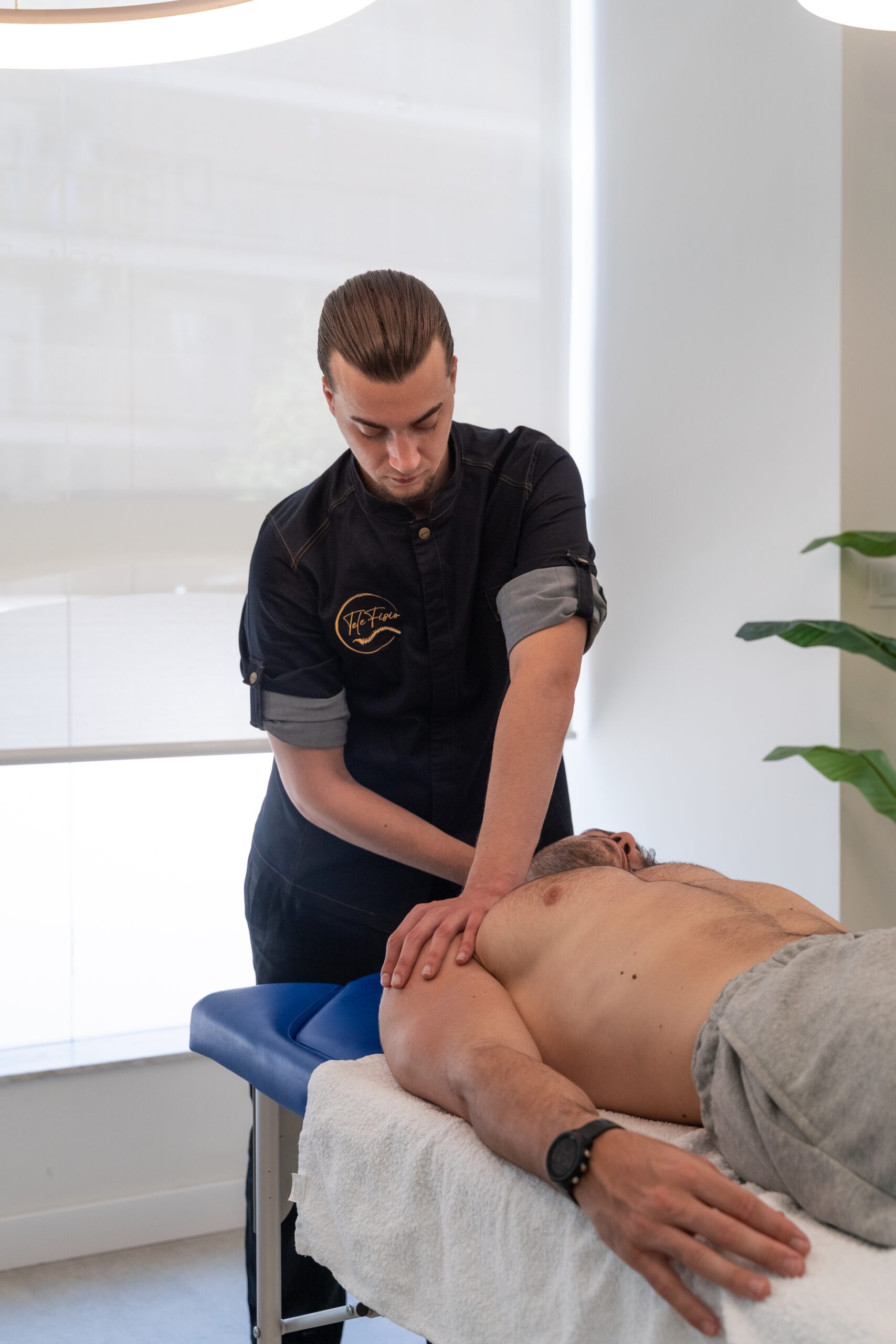 Fisioterapeuta atendiendo con urgencia a un paciente en su domicilio en Sevilla